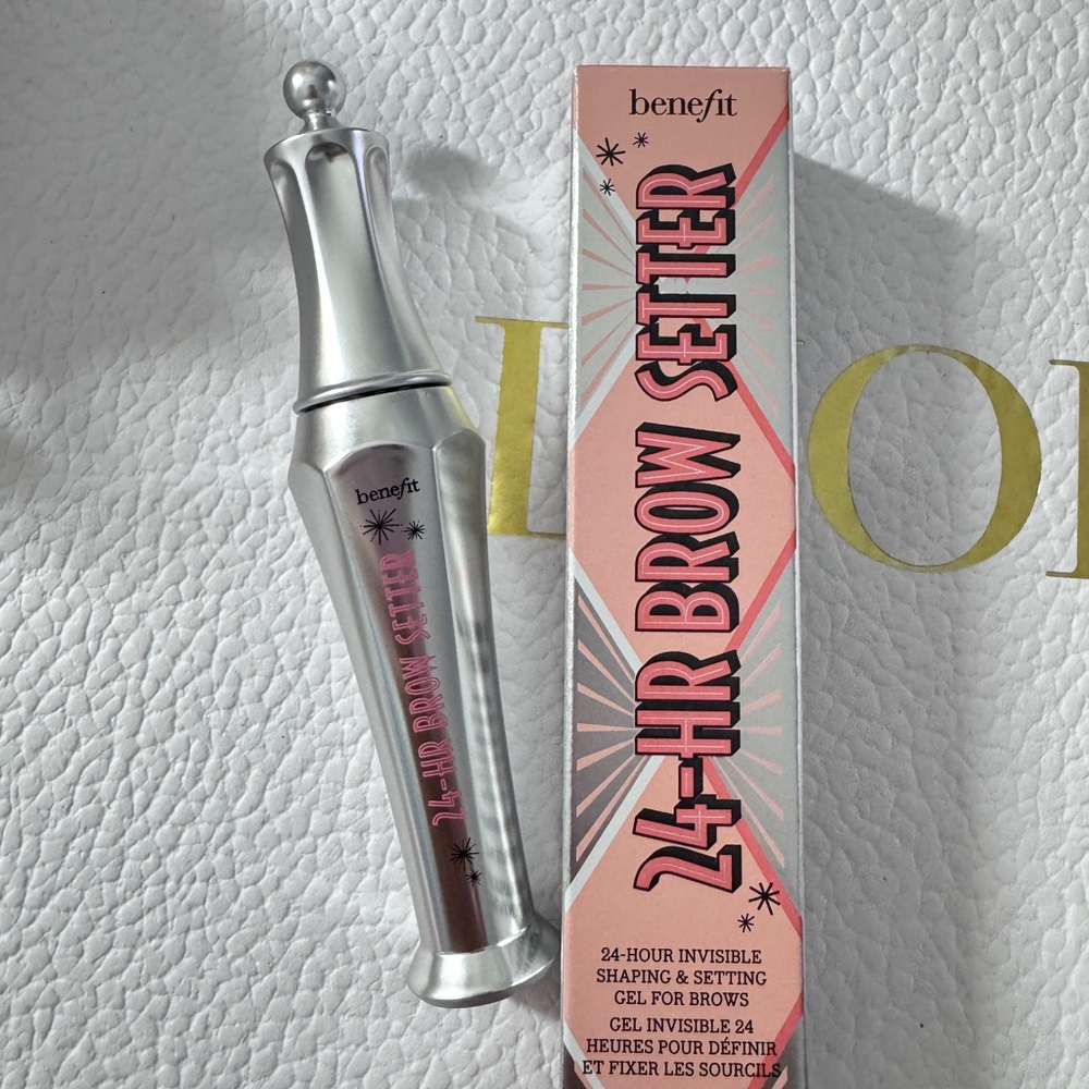 Benefit 24-HR Brow Setter Clear Brow Gel with
Lamination Effect
